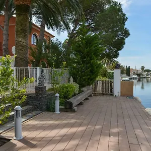 https://villa-requesens-on-canal.topcostabravahotels.com
